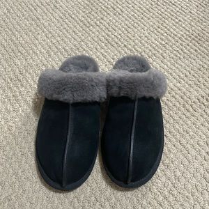 Size 8 UGG slippers never worn